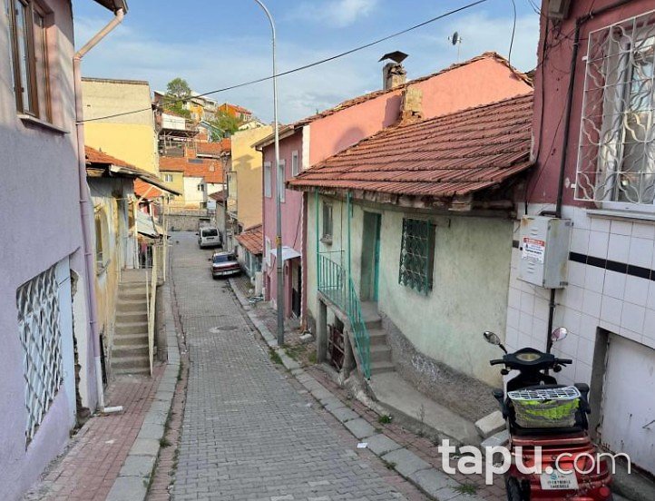 Uşak Aybey Mahallesi'nde Avlulu Kargir Ev (BS-01819)