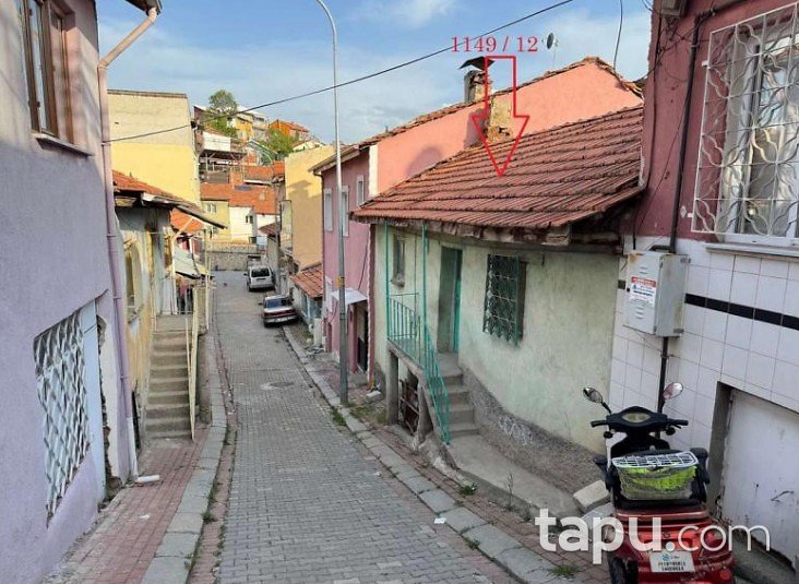 Uşak Aybey Mahallesi'nde Avlulu Kargir Ev (BS-01819)