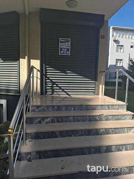 Sultanbeyli Adil Mahallesi'nde 102 m2 Depolu Dükkan