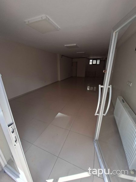 Sultanbeyli Adil Mahallesi'nde 102 m2 Depolu Dükkan