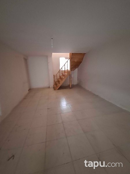 Sultanbeyli Adil Mahallesi'nde 102 m2 Depolu Dükkan